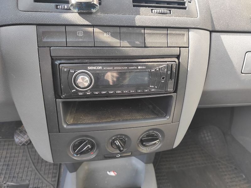 Škoda Fabia 1.4 MPI Comfort - fotka 13 z 25