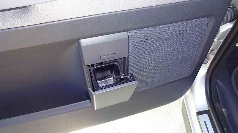 Boční lišty i lišty nárazníků zdobí chromový pásek, toto auto v základní výbavě není.