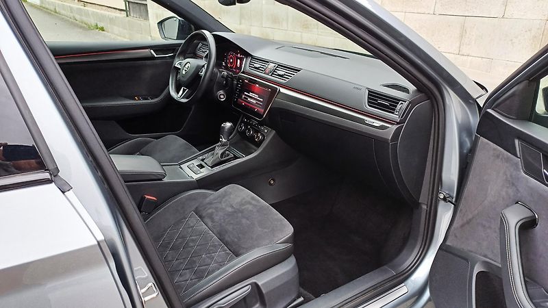 Škoda Superb 2.0TDI 140kW 4x4-WEBA-PANO-DPH - fotka 11 z 49