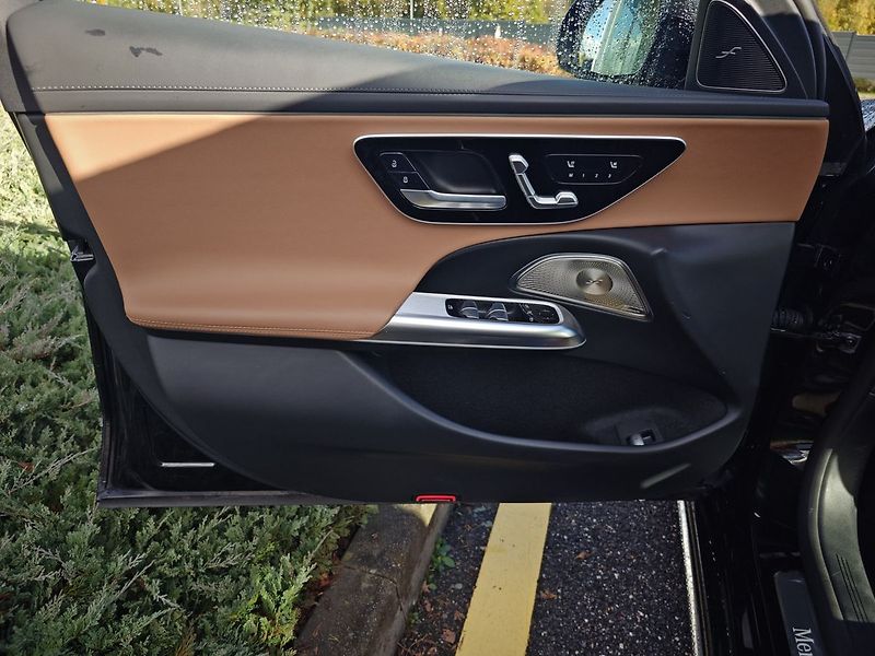 Mercedes-Benz Třídy E E 220 d AMG 4MATIC - fotka 9 z 22