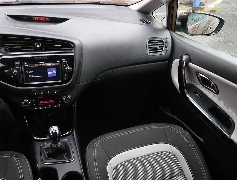 Kia Ceed (2017) Premium 1.6 CRDi, Serv.kniha - fotka 8 z 20