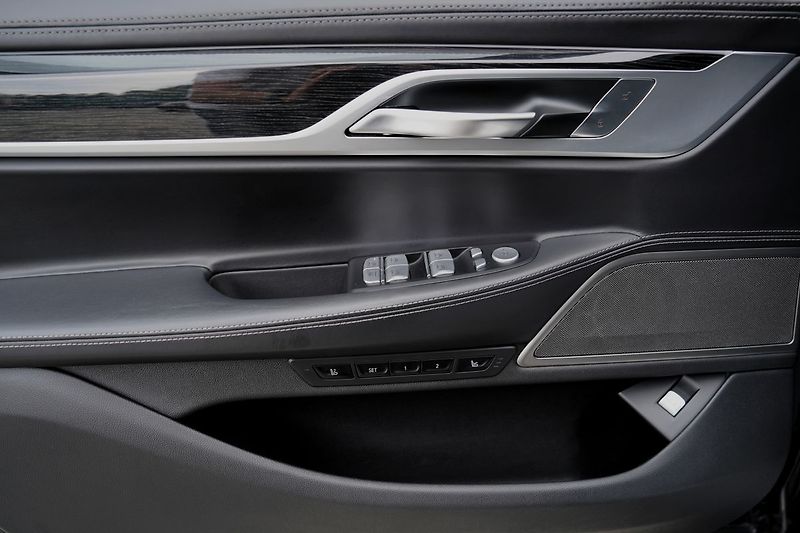BMW Řada 7 750i xDrive Mpaket/530 PS - fotka 21 z 47