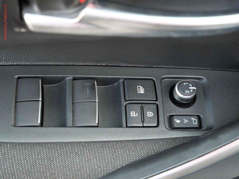 Toyota Corolla (2024) 1.5 VVT-i, 2.maj,ČR, Navi - fotka 11 z 19