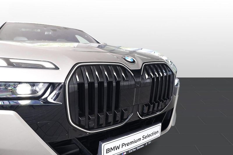 BMW Řada 7 740d xDrive - fotka 30 z 42