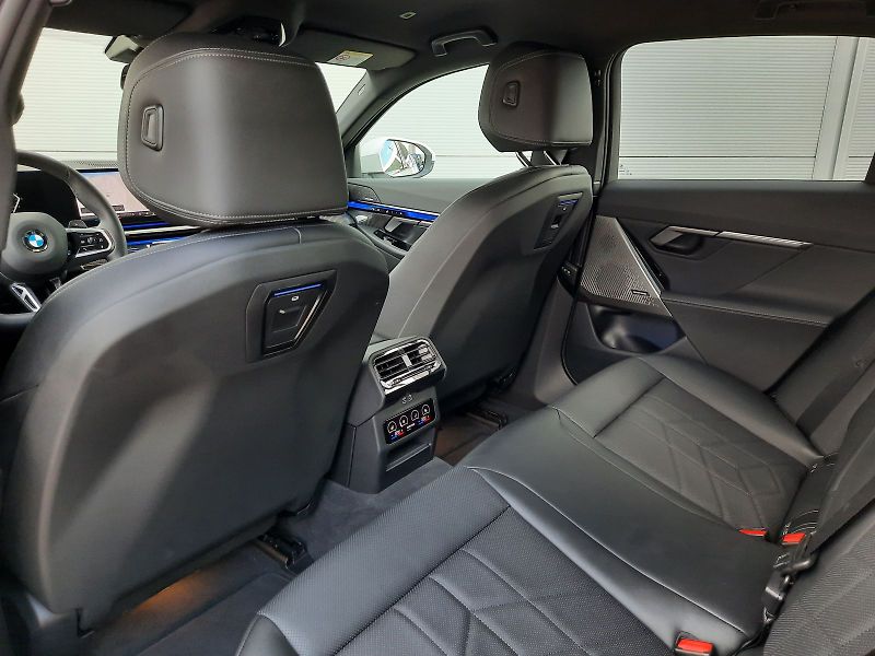 BMW Řada 5 (2026) 520d xDrive Sedan M Sport - fotka 14 z 15