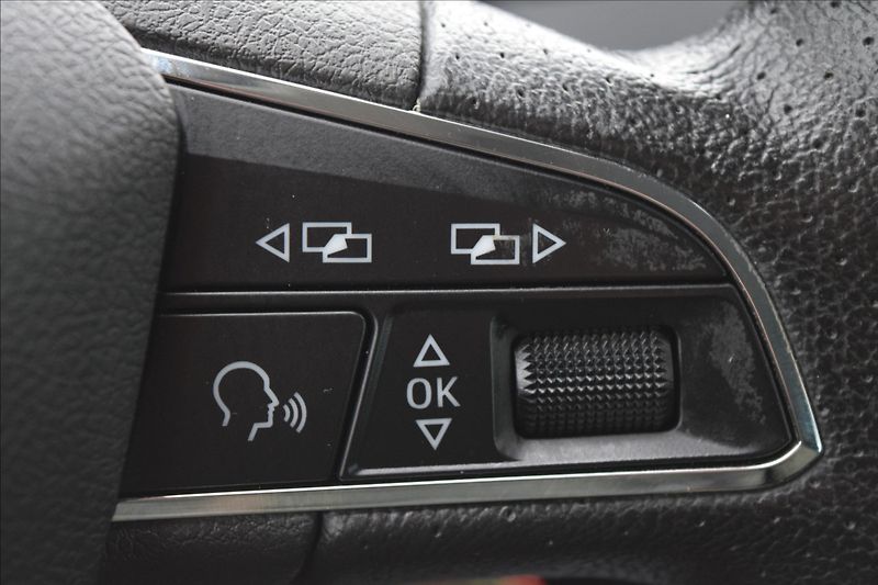 Seat Ibiza 1,2 i 66KW FR-LINE NÍZKÉ KM - fotka 27 z 39