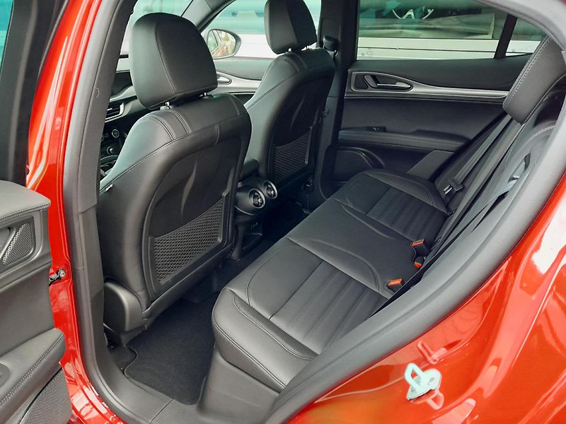 Alfa Romeo Stelvio (2026) Veloce 4x4 2,0 280PS - fotka 17 z 38