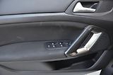 Peugeot 308 (2017) SW 1.2 96kW Allure / AUTOMAT - náhled 22