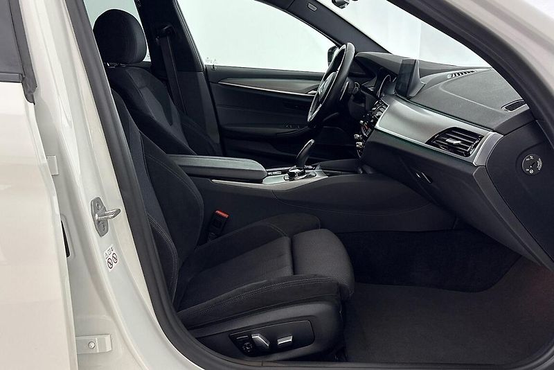 BMW Řada 5 540d xDrive - fotka 16 z 27
