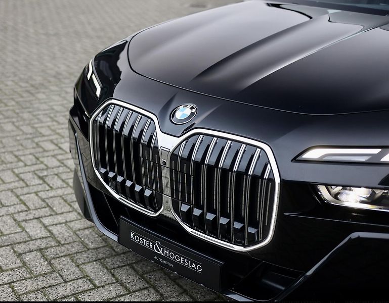 BMW Řada 7 (2023) 740d M SPORT xDrive - fotka 14 z 48