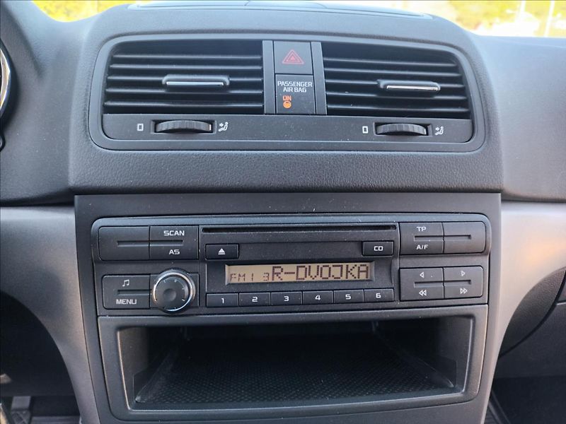 Škoda Yeti 1,2 TSI,77KW,SERVIS,PANO,TAŽNÉ - fotka 27 z 35