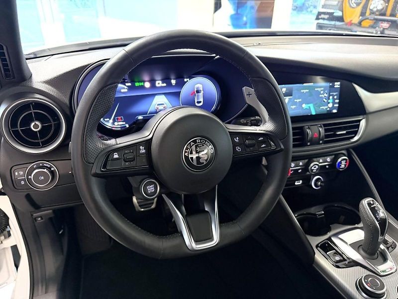 Alfa Romeo Giulia (2025) 2.2 JTDm 210k AT8 ZF Q4 4x4 Sp - fotka 16 z 19
