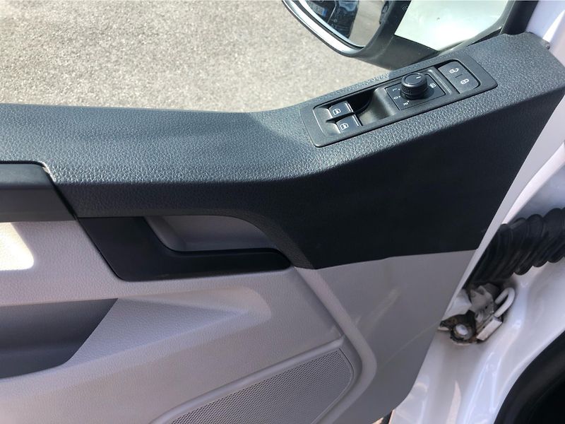 Volkswagen Transporter 2,0 TDI DSG 8 míst - fotka 15 z 26