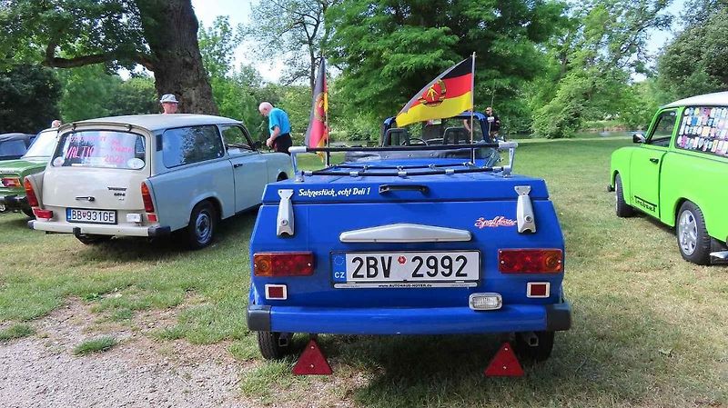 Trabaty na valtickém náměstí měly zastávku při vyjížďce srazu Trabantem za vínem.