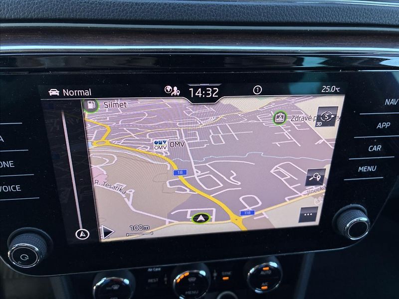 Škoda Superb 2,0 TDI 4X4 SCOUT TAŽNÉ - fotka 22 z 26