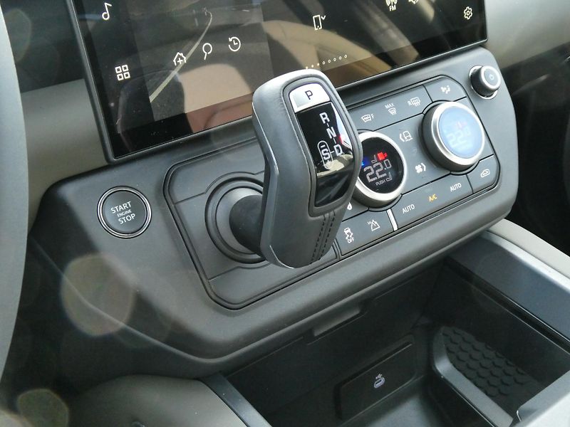 Land Rover Defender 110 3,0 X-Dynamic SE D250 - fotka 28 z 36