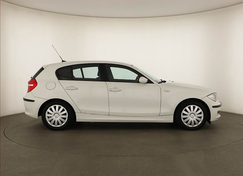 BMW Řada 1 (2009) 116i - fotka 6 z 12