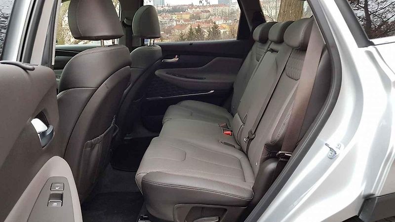 Hyundai Santa Fe vsadilo na nápadný design. Uveze až sedm cestujících.