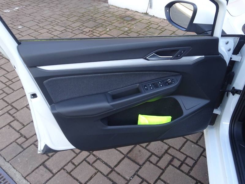Volkswagen Golf (2023) 1,5TSi/ 96kW Life - fotka 21 z 29