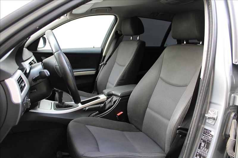 BMW Řada 3 318d Touring / M-Paket / Manuá - fotka 12 z 29