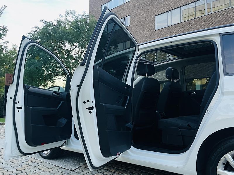 Volkswagen Touran 1.6TDI MANUÁL SERVISKA TAŽNÉ - fotka 21 z 44
