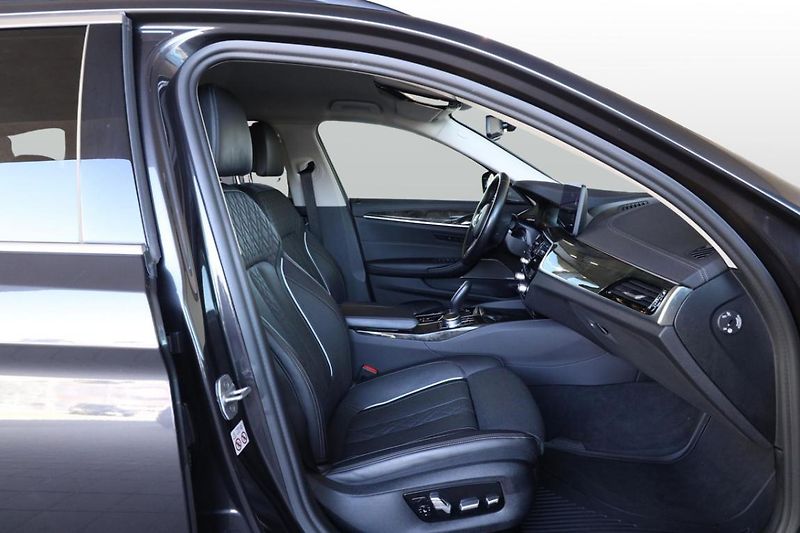 BMW Řada 5 530d xDrive Touring - fotka 24 z 30