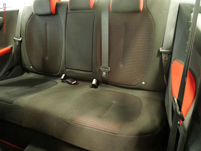 Citroën C4 (2010) 1.6 16v, 2.maj,ČR, Klima - fotka 11 z 21