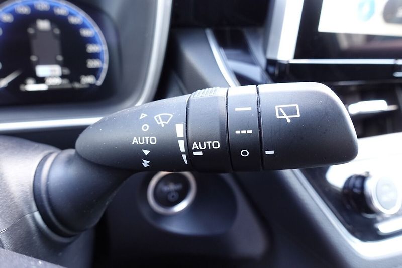 Toyota Corolla Cross 2,0 HEV Style Tech FWD - fotka 28 z 33