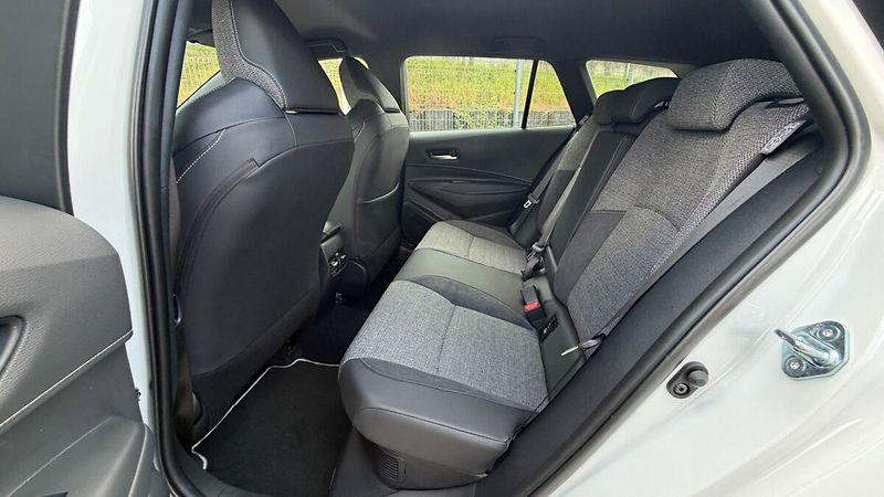 Toyota Corolla TS 1.8. Hybrid Style - zimní s - fotka 18 z 24