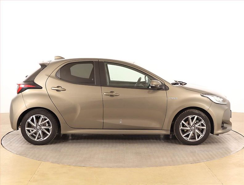 Toyota Yaris (2021) 1.5 VVT-i Hybrid, Automat - fotka 6 z 18