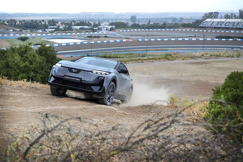 Místy muselo elektrické Subaru Uncharted projíždět i obtížnějším terénem.