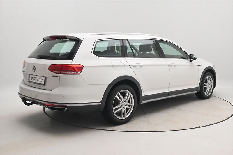 Volkswagen Passat 2,0 TDI 140kW DSG Alltrack 4Mo - fotka 5 z 32