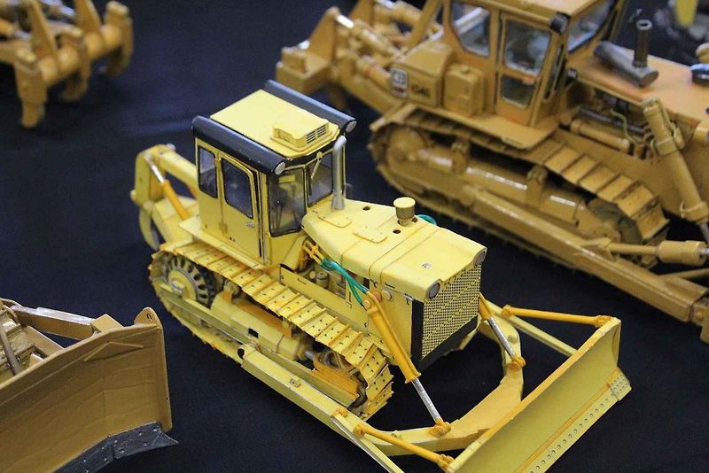 Papírový model buldozeru Caterpillar.