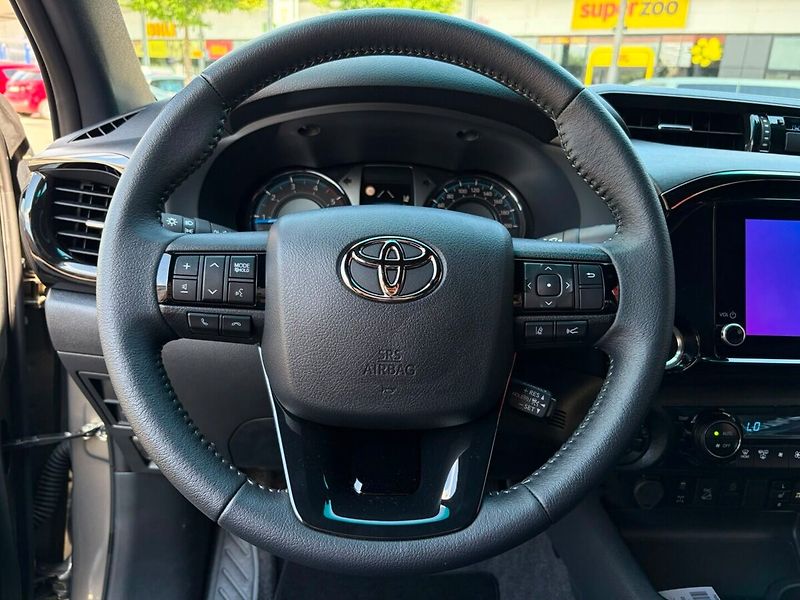 Toyota Hilux 2.8 INVINCIBLE skladem - fotka 8 z 18