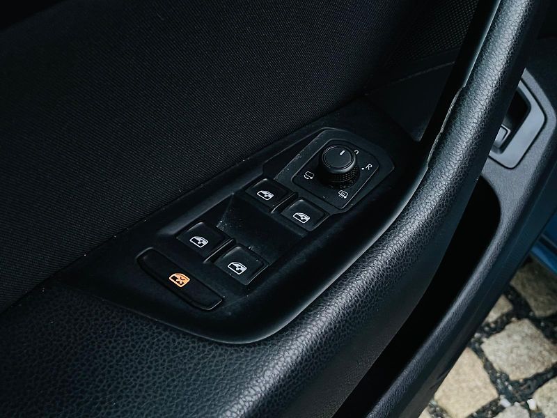 Volkswagen Passat 2.0TDI AUTOMAT VÝHŘEV SERVISKA - fotka 32 z 54