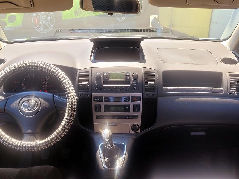 Toyota Corolla Verso 2,0 D-4d AUT.KLIMATIZACE - fotka 35 z 43