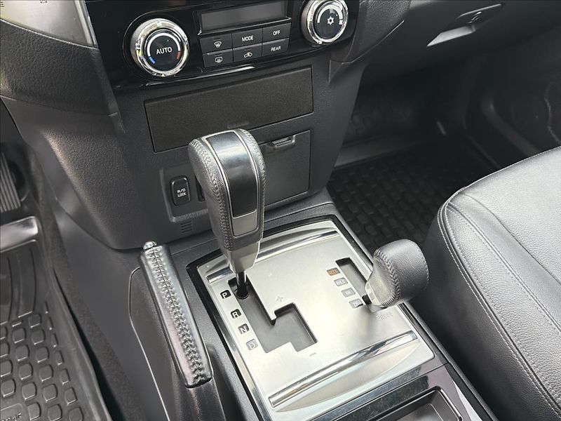 Mitsubishi Pajero 3,2 DI-D ČR SERVIS NT - fotka 26 z 30