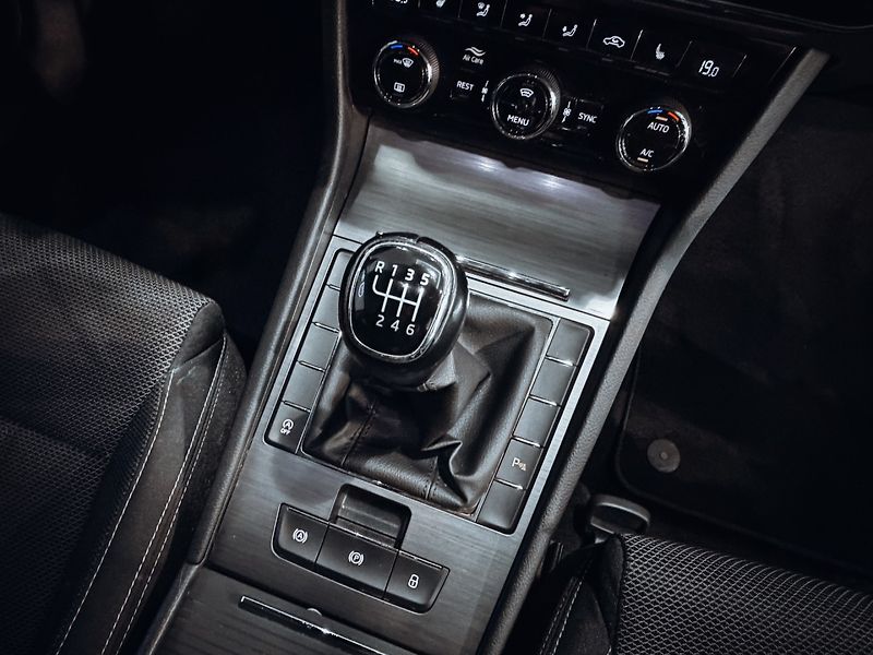Škoda Superb 2.0 TDI 110kW Style Combi - fotka 24 z 30