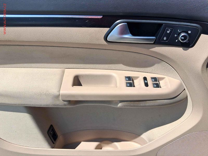 Volkswagen Touran (2014) 2.0 TDi, DSG, bixen, panor - fotka 11 z 23