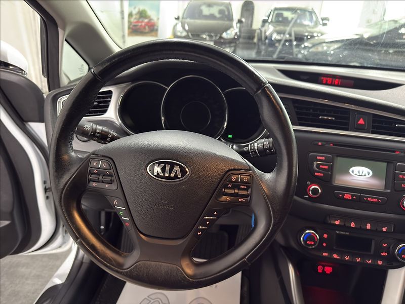 Kia Ceed 1,6   GDI KAMERA VÝHŘEV 61TKM - fotka 9 z 31