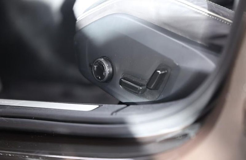 Volvo S60 Recharge T8 AWD R  Kam Tažné - fotka 15 z 19