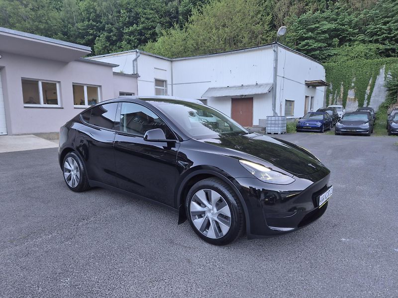 Tesla Model Y RWD 220kw 19ALU SOH 95% - fotka 3 z 49