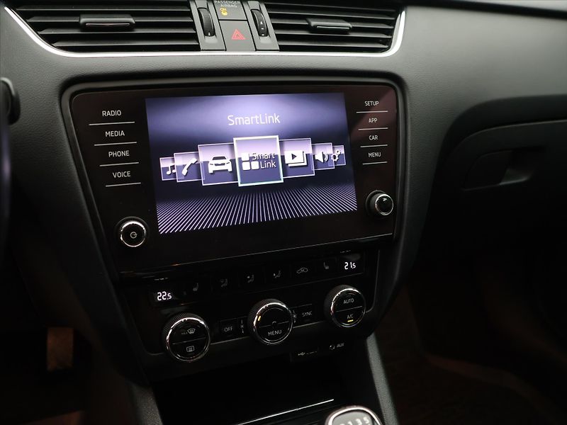 Škoda Octavia 1.6 TDI CZ Style Kessy LED DPH - fotka 17 z 27