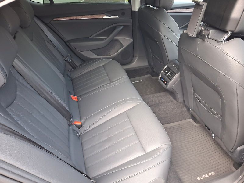 Škoda Superb (2025) iV L&K DSG 1,5TSi 150kW - fotka 15 z 35