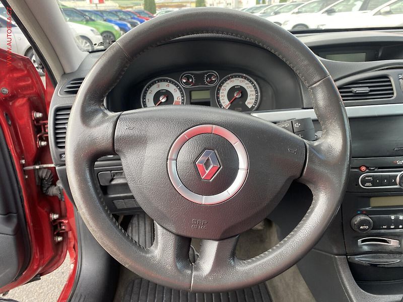 Renault Laguna (2005) 2.0 16V, AC, park.čidla - fotka 12 z 14