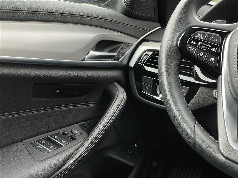 BMW Řada 5 2,0 530e xDrive A8 Luxury Line - fotka 13 z 22