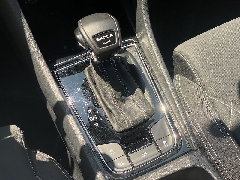 Škoda Karoq 2.0TSi, ČR, Sportline,DSG, 4x4 - fotka 25 z 33