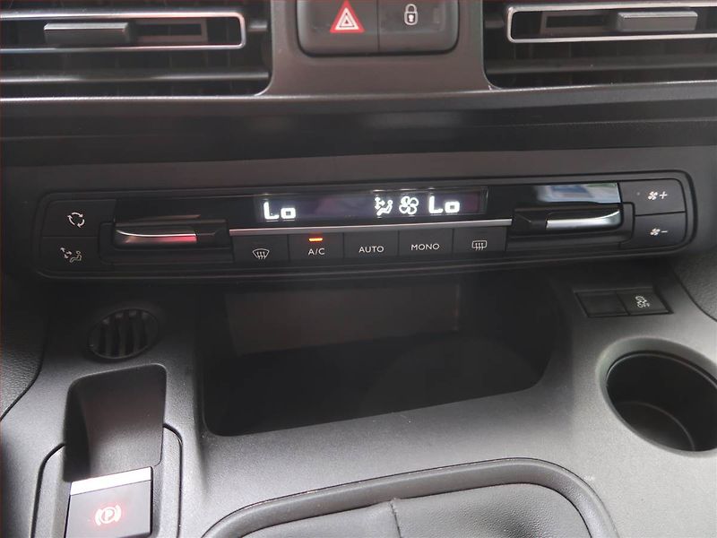 Opel Combo (2019) 1.2 Turbo, 5Míst, SR - fotka 16 z 17