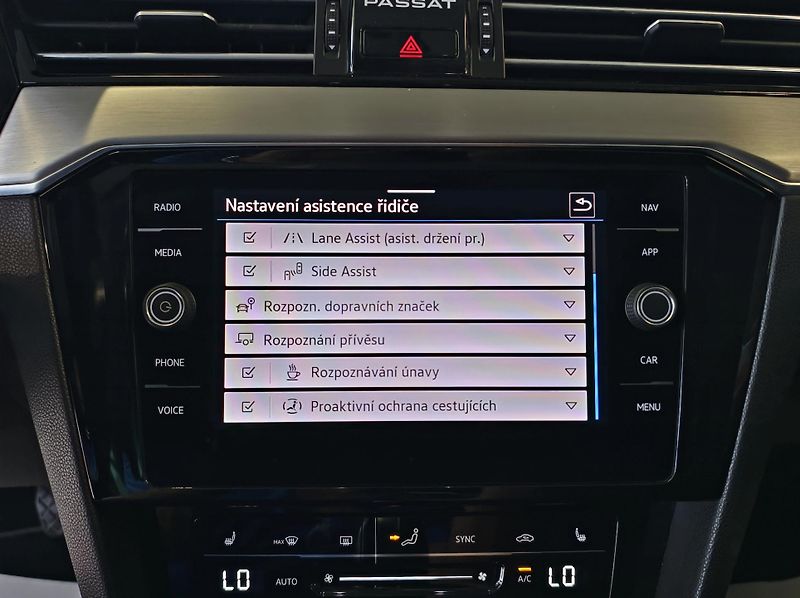 Volkswagen Passat 2.0 TDi DSG ELEGANCE, DCC, ČR  - fotka 17 z 26