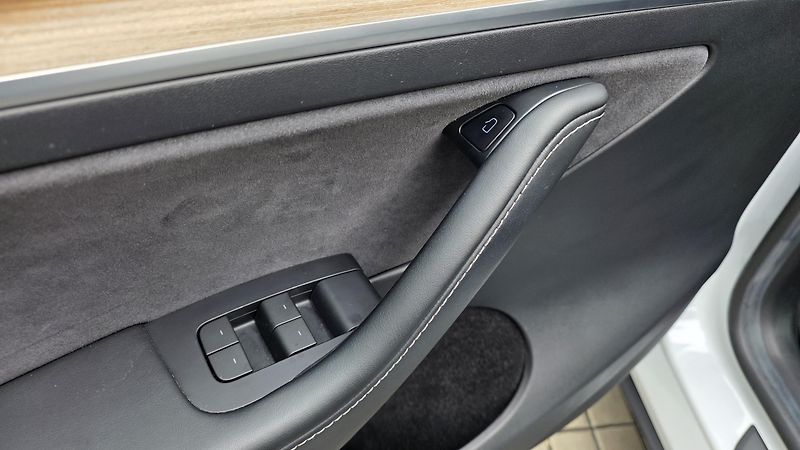 Tesla Model Y (2023) LR AWD Záruka SoH 93,2% - fotka 14 z 33